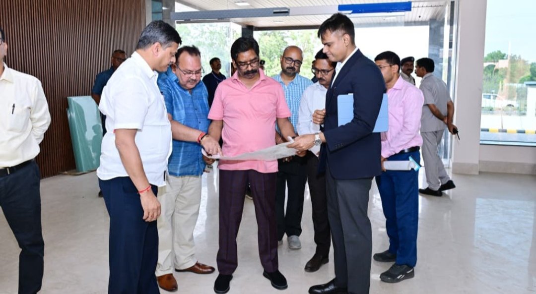 मुख्यमंत्री ने बिरसा मुंडा हवाई अड्डा परिसर में निर्माणाधीन स्टेट हैंगर का किया स्थल- निरीक्षण