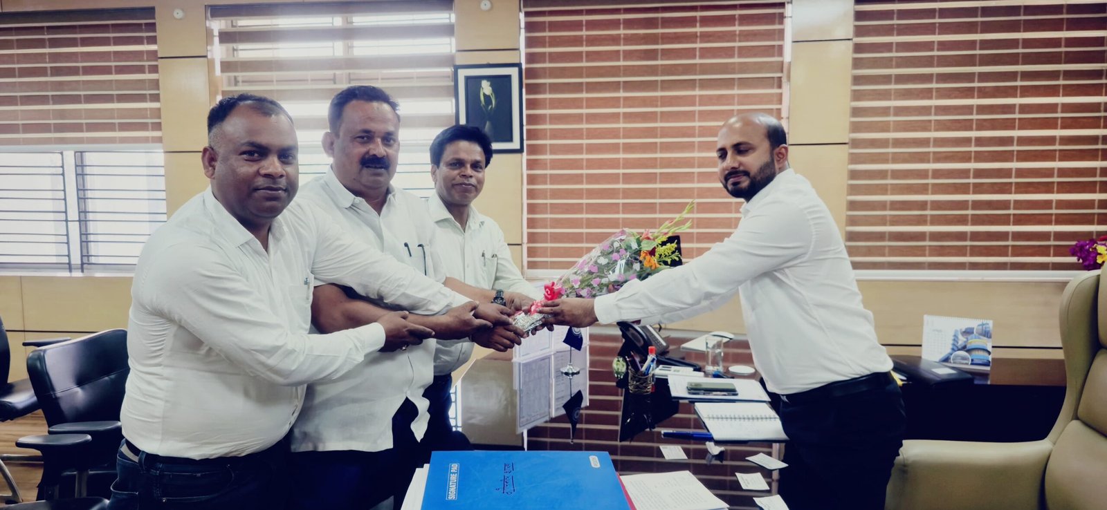 रामगढ़ उपायुक्त से शिक्षक संघ के प्रतिनिधियो ने की मुलाकात