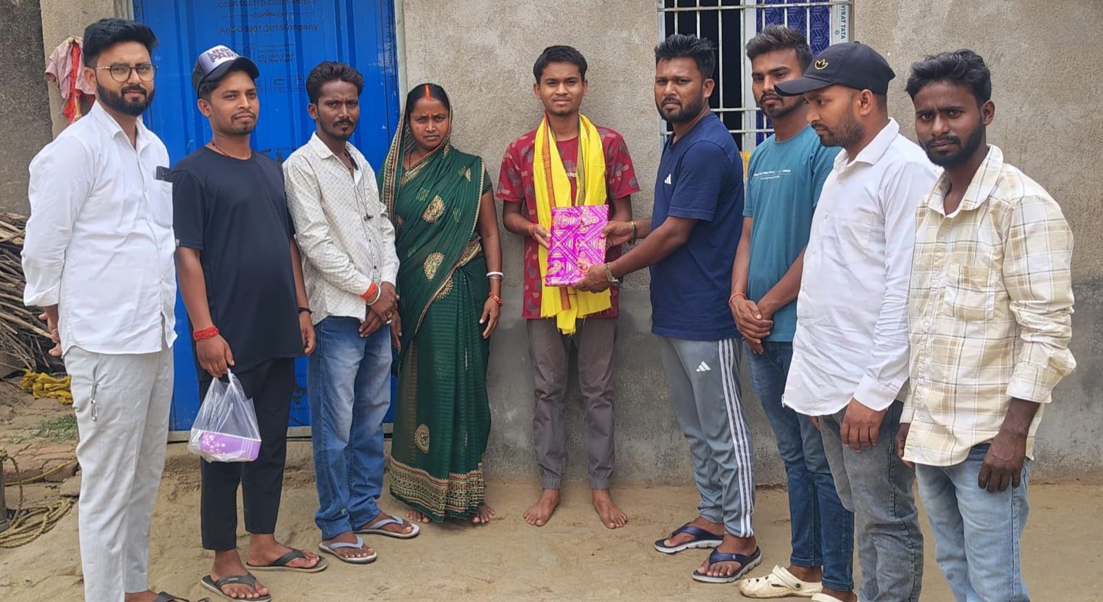 टॉपर चंदन कुमार को बीस सूत्री अध्यक्ष ने किया सम्मानित