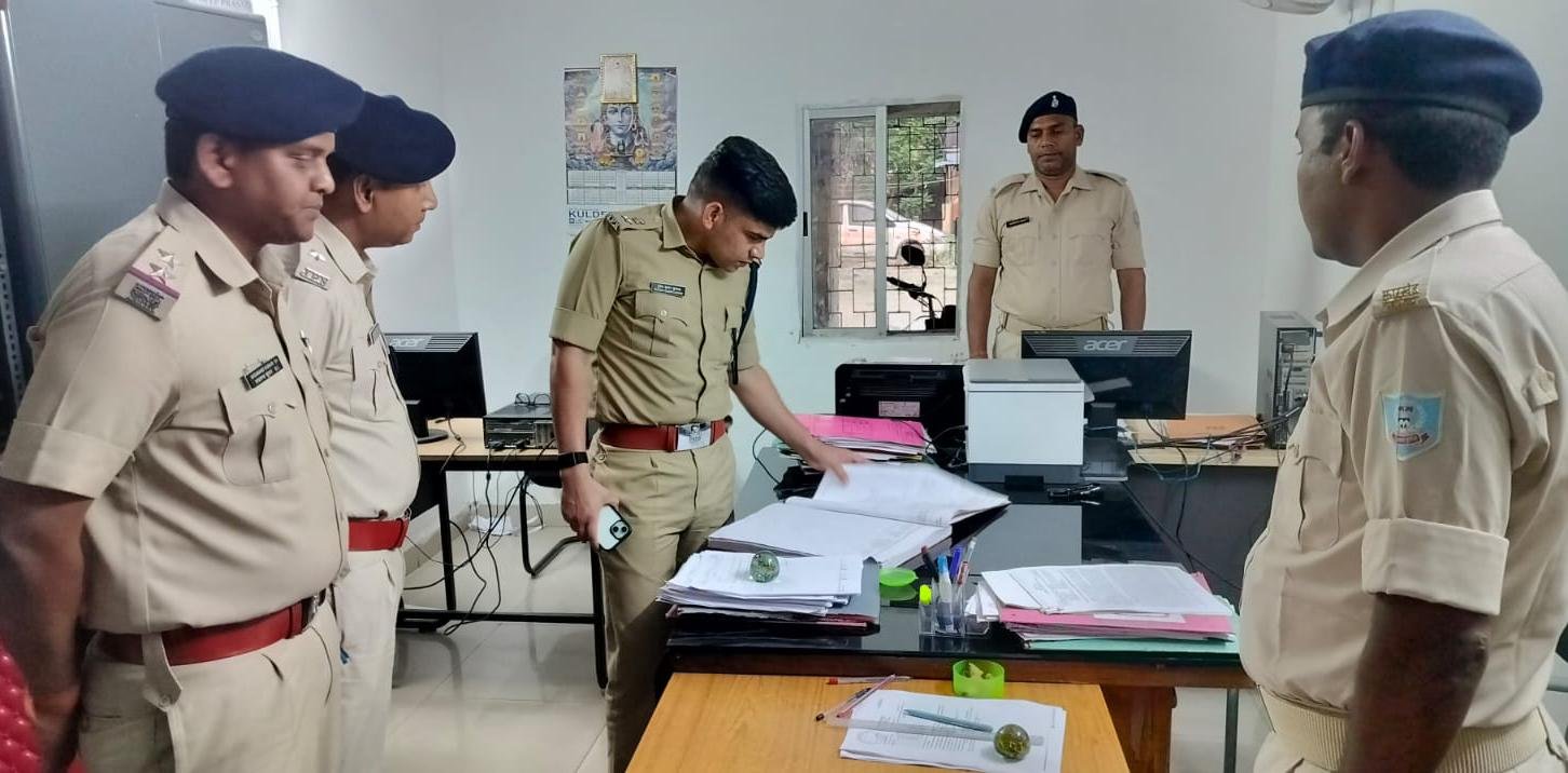 कानून व्यवस्था पर सख्त नजर: मांडू अंचल और थाना पहुंचकर एसपी ने परखी तैयारियां