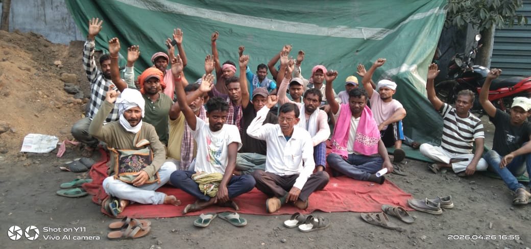 झारखंड इस्पात प्राइवेट लिमिटेड के इंडक्शन फर्नेस में कार्यरत सैकड़ों मजदूरों का ओवर टाइम सहित बकाया दो माह का वेतन भुगतान को लेकर चल रहे