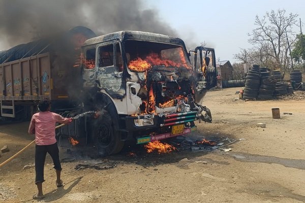 दनुआ घाटी में चलते ट्रेलर में अचानक लगी आग, पूरी गाड़ी जलकर राख