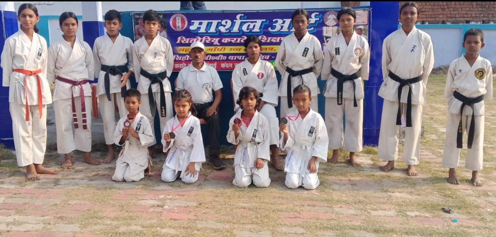बेटियों का दमदार प्रदर्शन: कराटे मंच पर सफेद बेल्ट बालिकाओं ने जीता दिल,अनन्या बनीं अव्वल