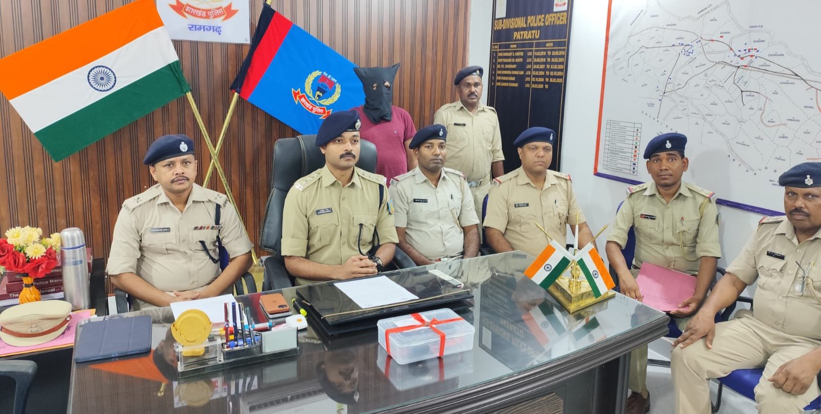 रामगढ़: राहुल दुबे गैंग का एक सक्रिय अपराधी पतरातू से गिरफ्तार, 9 एम एम का पिस्टल बरामद