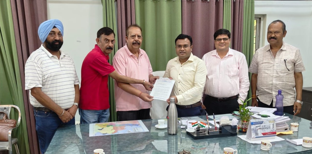 रामगढ़ चेंबर का प्रतिनिधिमंडल बिजली की समस्याओं को लेकर विद्युत विभाग के कार्यपालक अभियंता से मिला