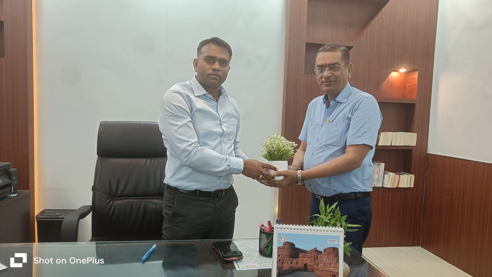 छावनी परिषद के नए सीईओ से समाजसेवी ने की मुलाकात