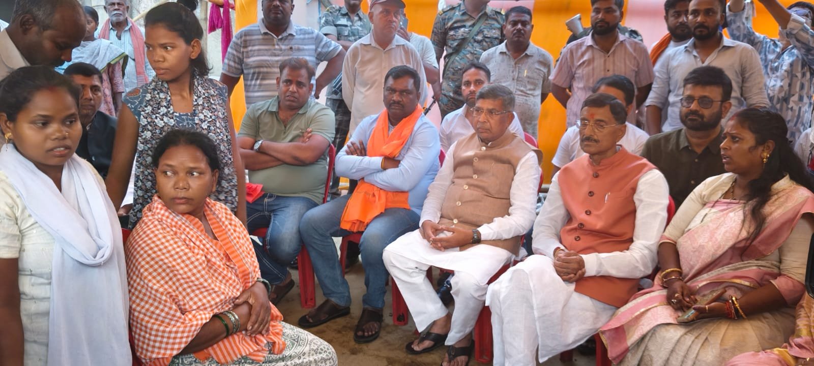 जगन्नाथपुर मंदिर हत्याकांड: भाजपा नेताओं ने परिजनों से मिलकर दिया सांत्वना , सरकार की कानून-व्यवस्था पर उठाए सवाल