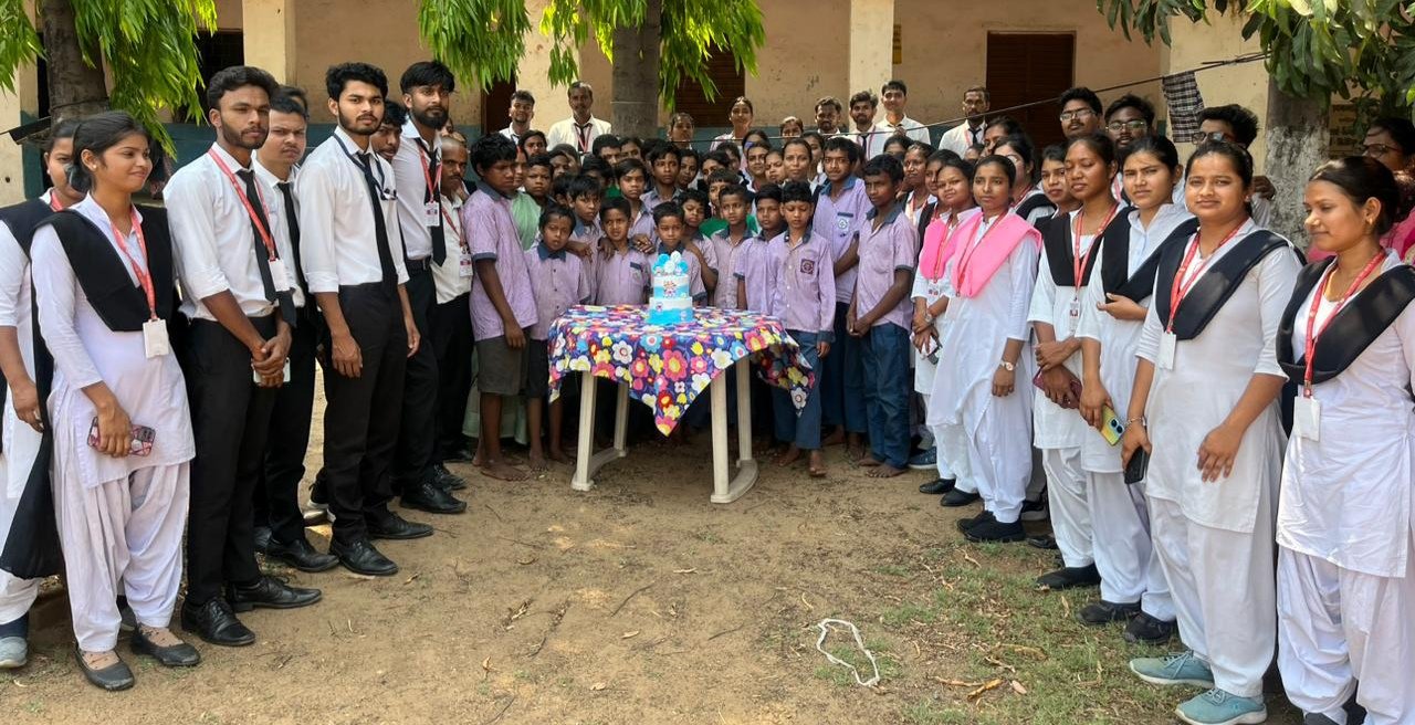 राधा गोविंद विश्वविद्यालय के द्वारा समावेशी शिक्षा के अंतर्गत बीएड प्रशिक्षुओ का शैक्षणिक भ्रमण का आयोजन