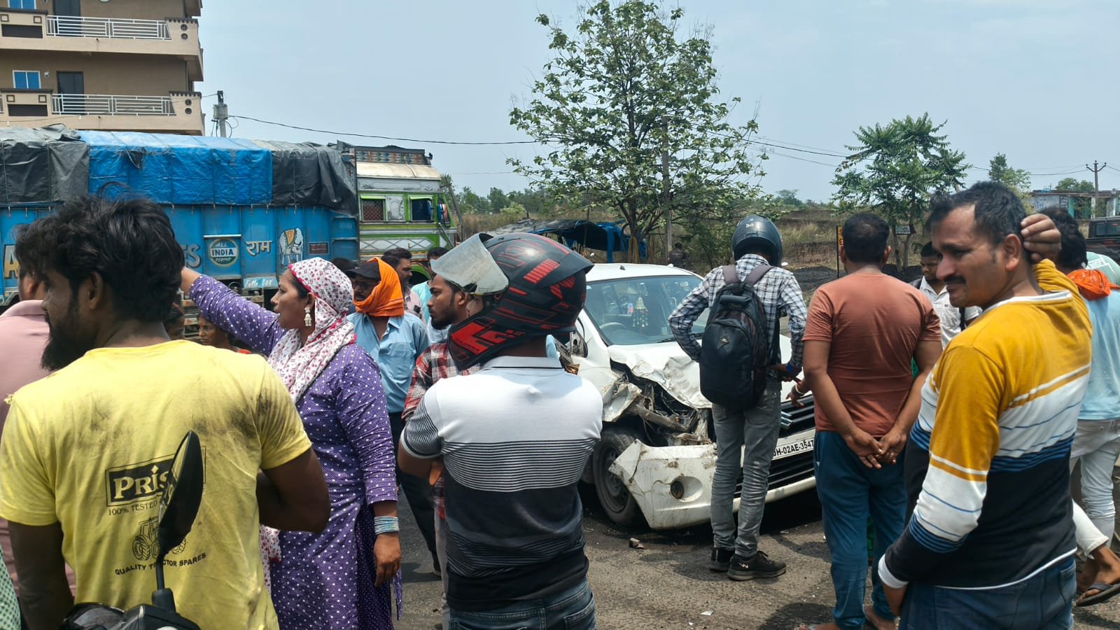 बलकुदरा ओभरब्रिज के पास टेलर और कार में टक्कर, काई हताहत नही