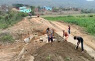 सुद्दी महतो टोला के ग्रामीणों ने श्रमदान कर चलने लायक सड़क बनाई