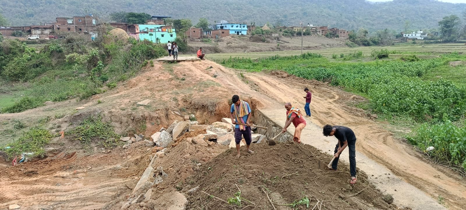 सुद्दी महतो टोला के ग्रामीणों ने श्रमदान कर चलने लायक सड़क बनाई
