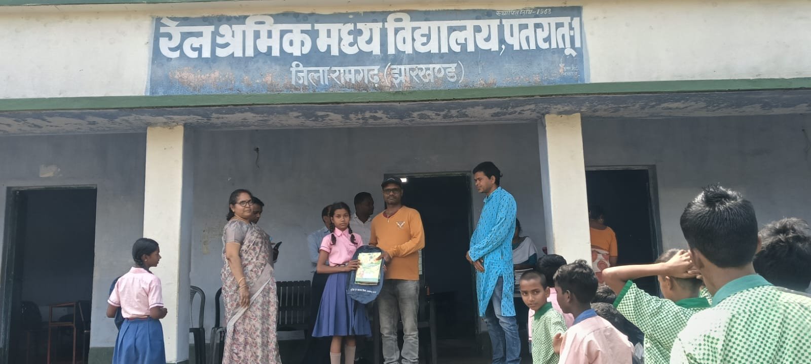 पतरातू मुखिया गिरजेश कुमार ने कहा:शिक्षित होंगे बच्चे तो होगा देश का विकास