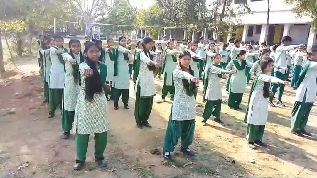 एस एस प्लस टू हाई स्कूल पतरातू में बचियाँ ले रही कराटे का प्रशिक्षण