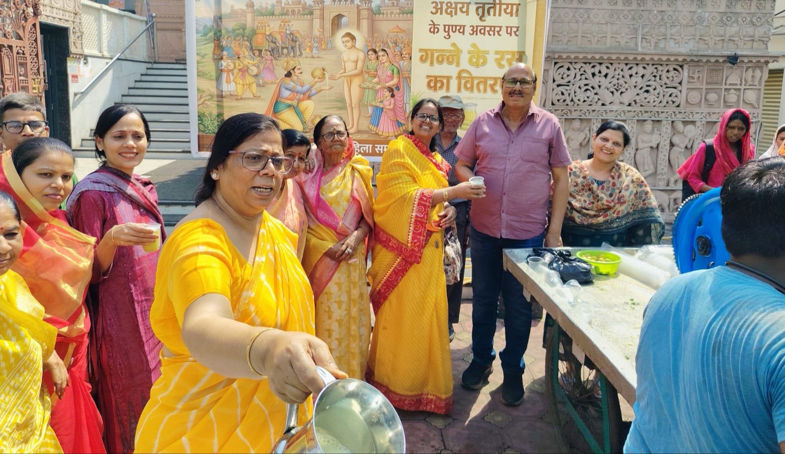 अक्षय तृतीया पर जैन महिला समाज ने किया गन्ने के रस का वितरण