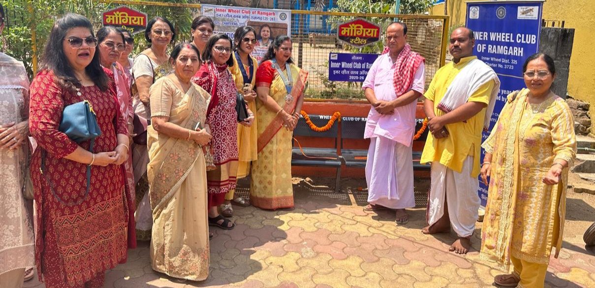 इनरव्हील क्लब रामगढ़ ने मां छिनमस्तिका मंदिर में 21 कुर्सियां प्रदान की