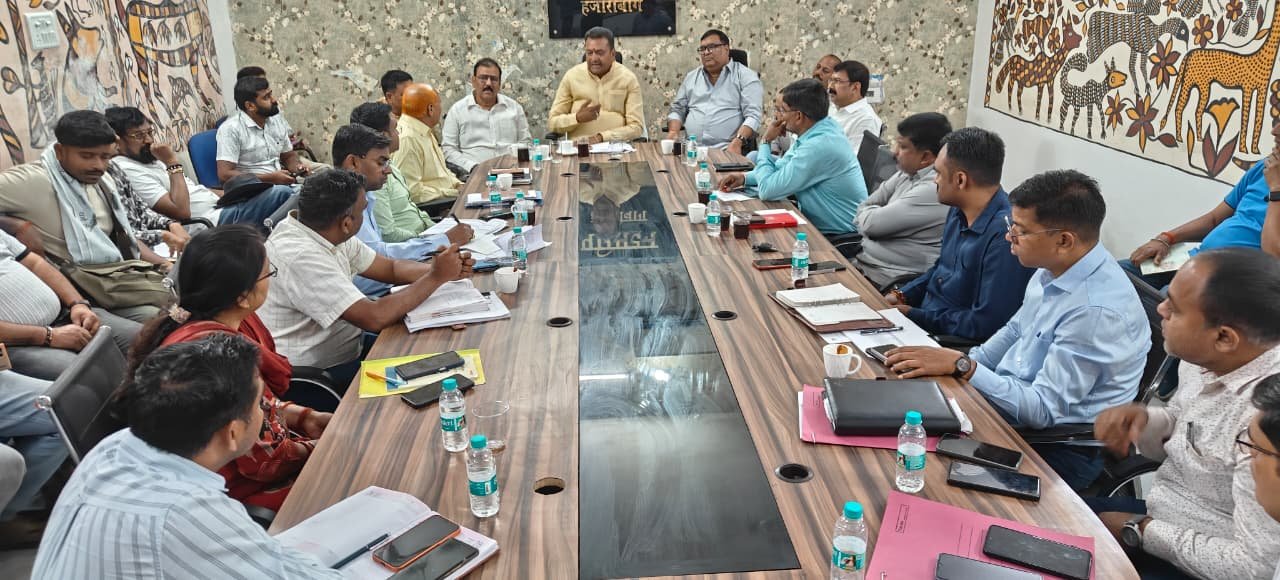 भीषण गर्मी के बीच बिजली कटौती पर सांसद का सख्त रुख, अधिकारियों को लगाई जमकर फटकार