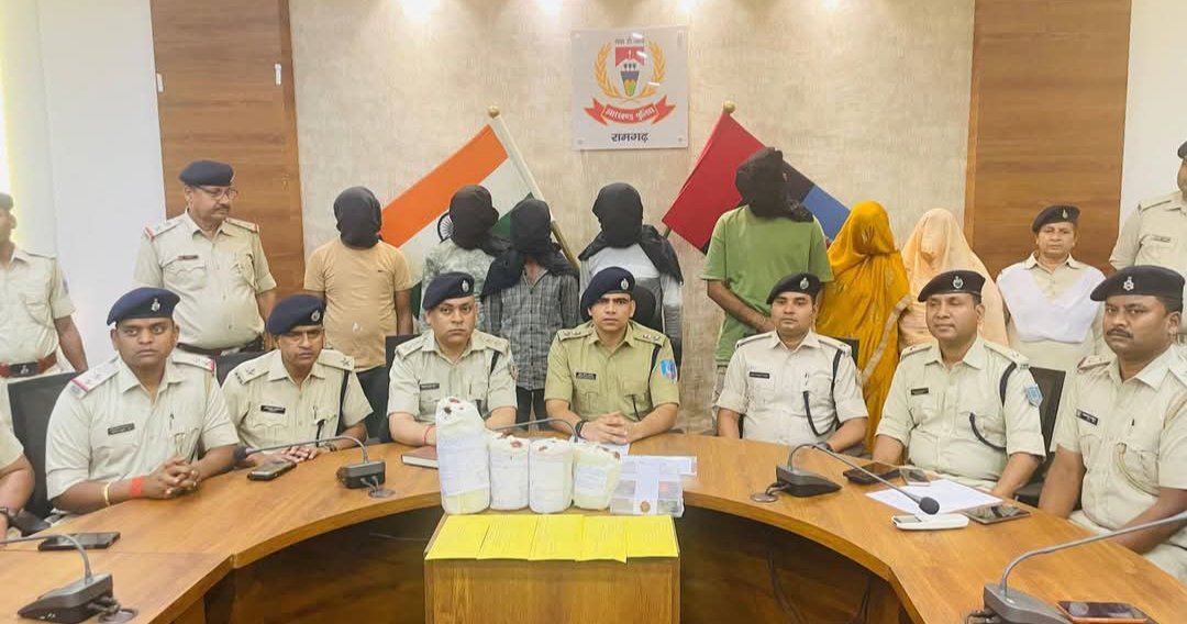 रामगढ़ पुलिस ने शिव शंकर ज्वेलर्स में हुई डकैती के मामले का उद्वेदन किया