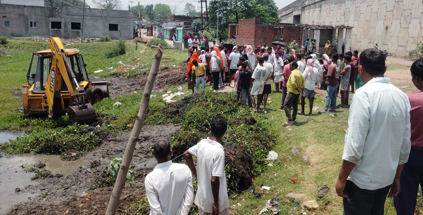 वर्षों पुराने तालाब के सौंदर्यकरण कार्य को रैयतों ने रोका,दोनों पक्ष हुए आमने-सामने 
