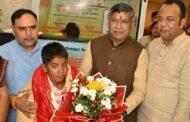 रांची के नन्हे प्रतिभाशाली तैराक ईशांक सिंह को भाजपा ने घर जाकर किया सम्मानित