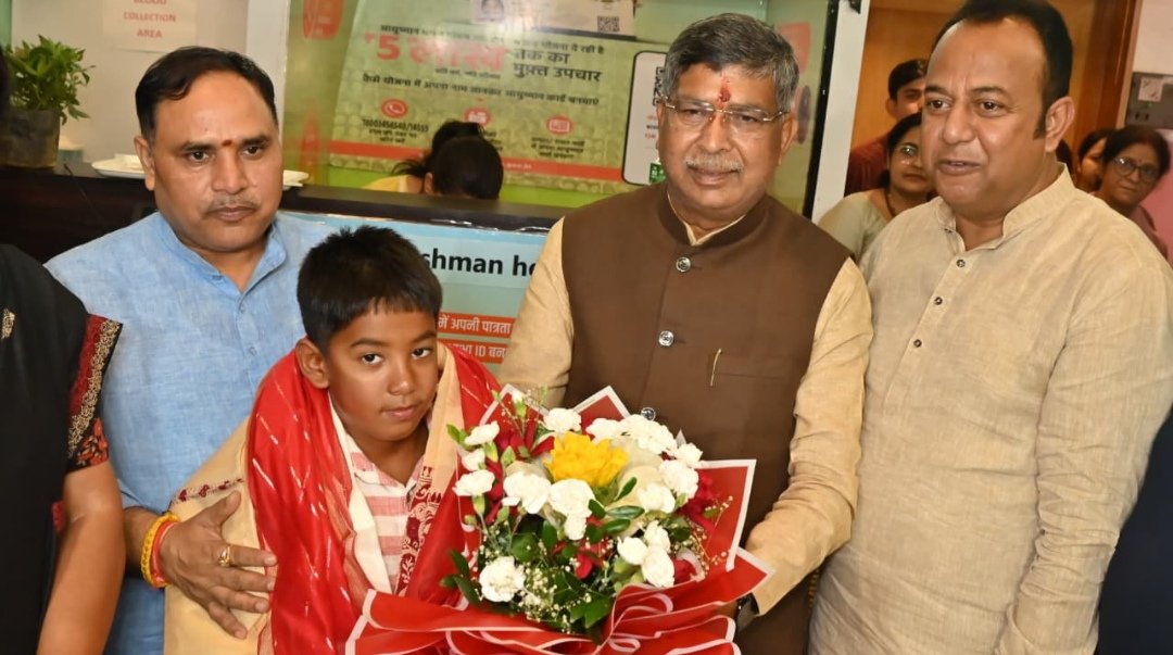 रांची के नन्हे प्रतिभाशाली तैराक ईशांक सिंह को भाजपा ने घर जाकर किया सम्मानित