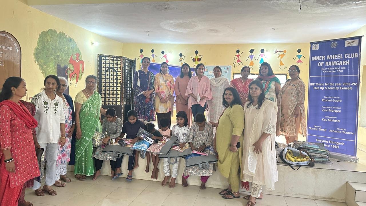 इनरव्हील क्लब रामगढ़ की सदस्यों ने ब्रजकिशोर नेत्रहीन बालिका विद्यालय का दौरा किया
