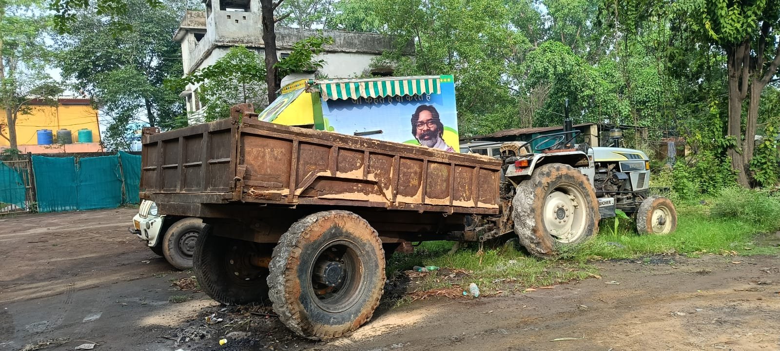 भुरकुंडा पुलिस ने अवैध बालू लदा ट्रेक्टर जब्त किया