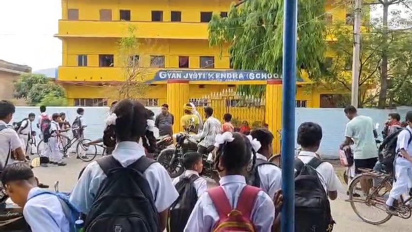प्रोपर्टी विवाद में स्कूल में लगा ताला, सौकड़ों बच्चो की पढ़ाई बाधित