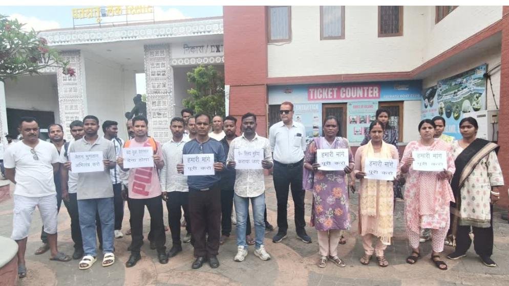 तीन महीने से वेतन नहीं, सुरक्षा ठप: पतरातू लेक रिजॉर्ट के 41 गार्ड हड़ताल पर 