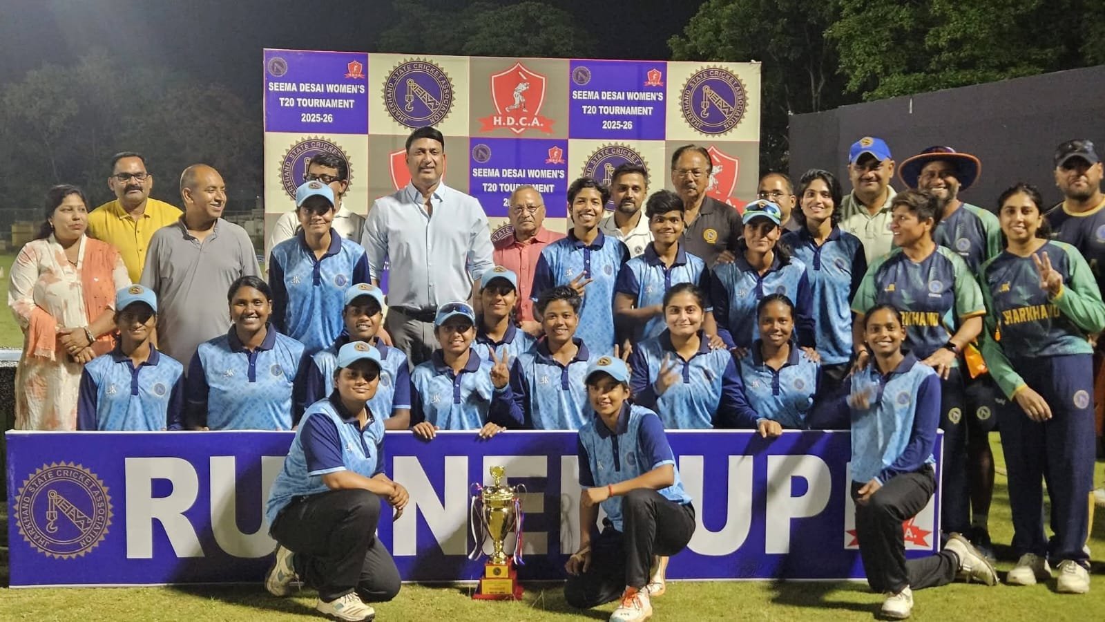 फ्लड लाइट में सीमा देसाई महिला क्रिकेट टूर्नामेंट का भव्य समापन, सुपर ओवर में टीम येलो बनी चैंपियन