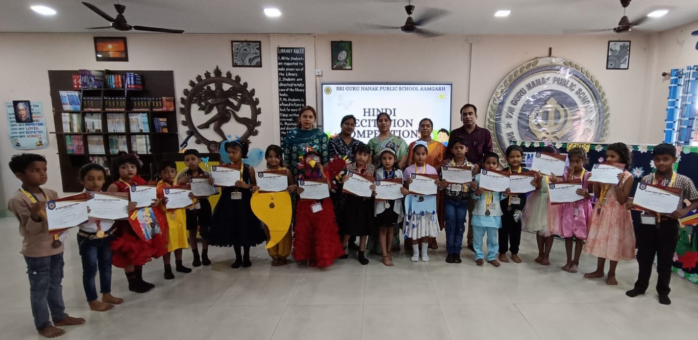 नन्हे-मुन्ने विद्यार्थियों द्वारा अंग्रेज़ी राइम्स व हिंदी काव्य पाठ का आयोजन