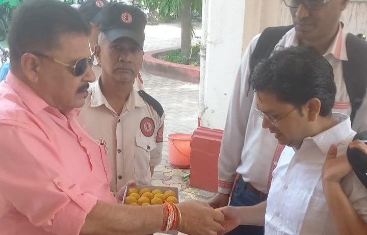 बंगाल में भाजपा की प्रचंड जीत पर महाविद्यालय के कर्मचारियों ने मनाया जश्न 