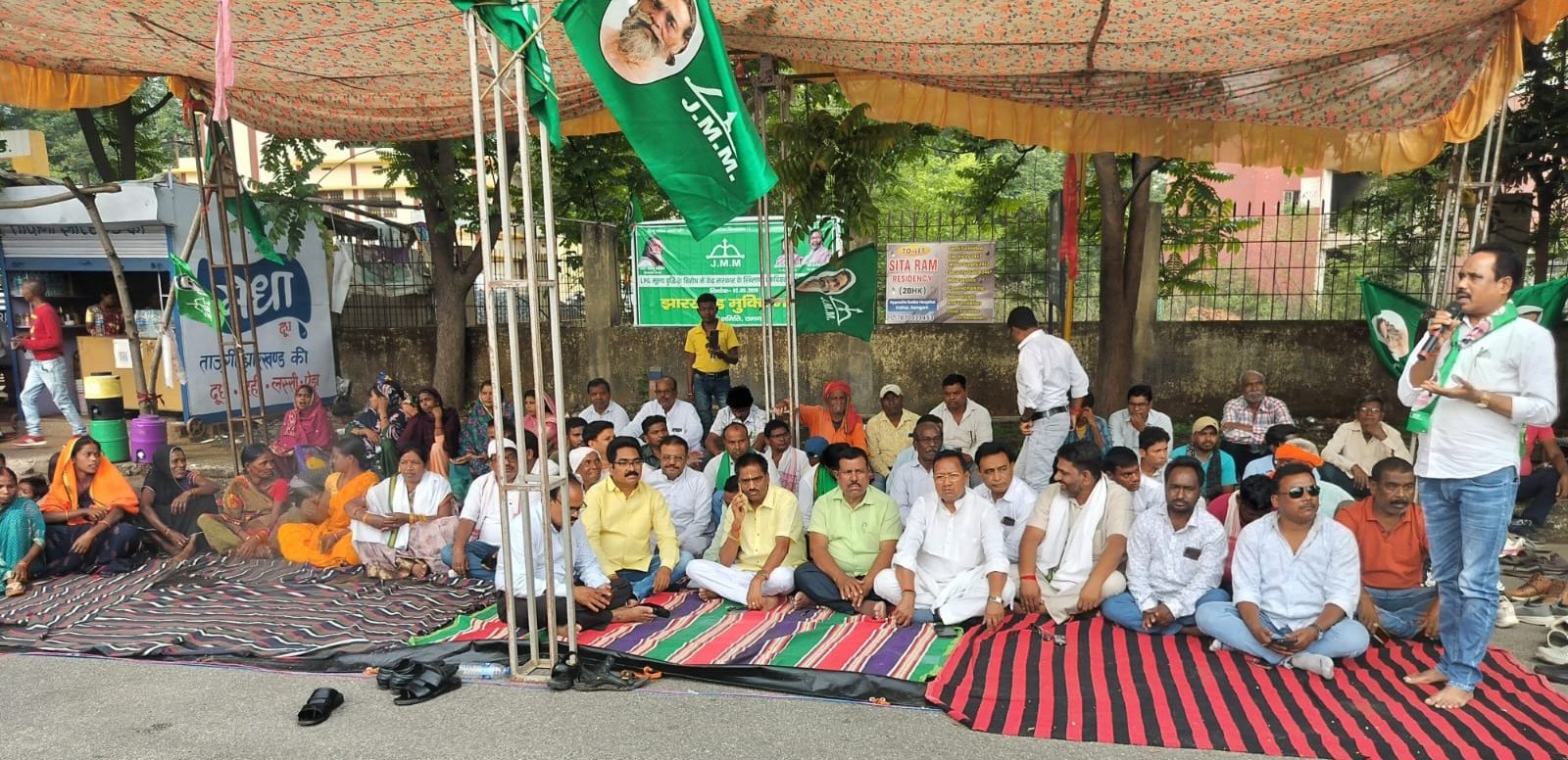 गैस कीमतों में बढ़ोतरी के खिलाफ झामुमो का उग्र प्रदर्शन