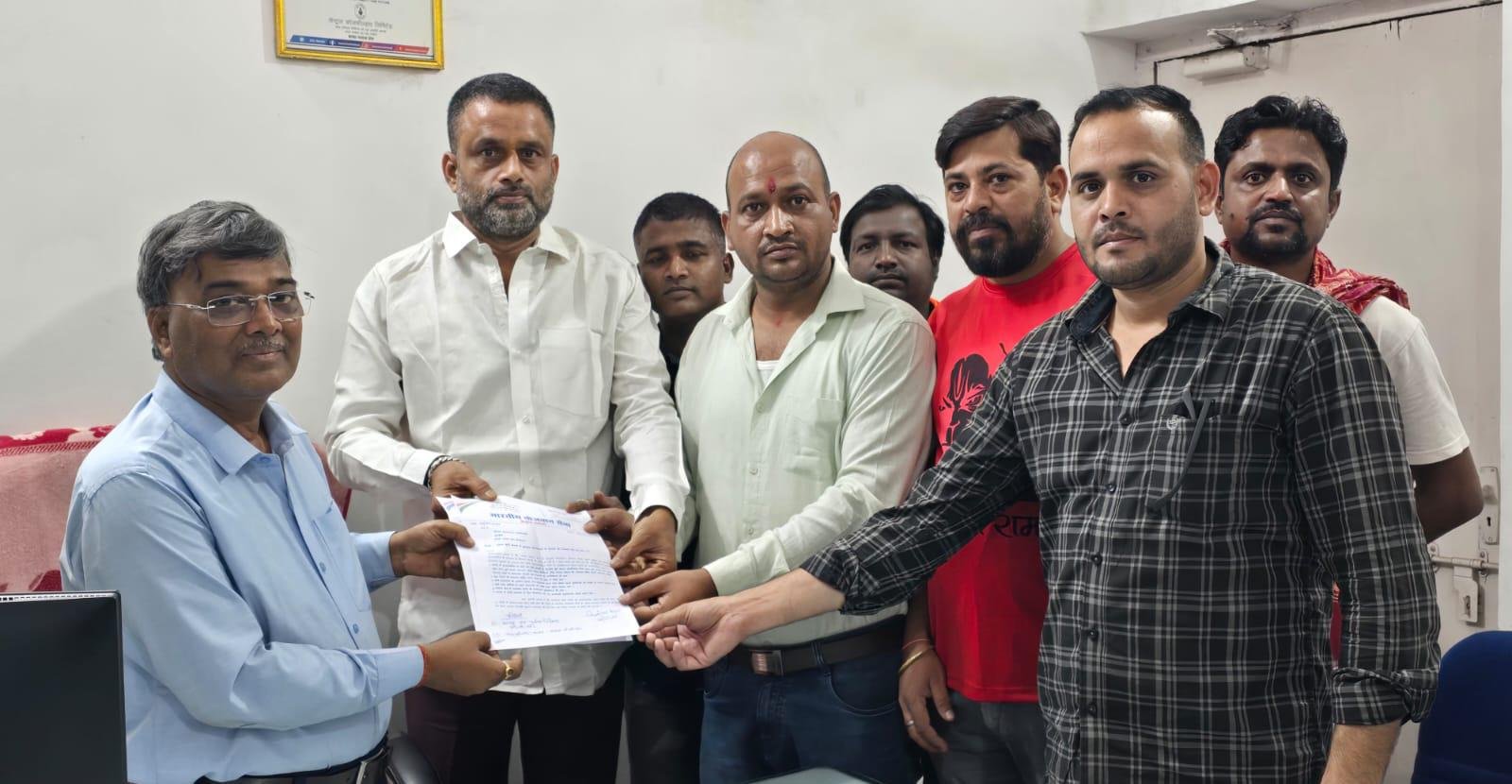 भारतीय नौजवान सेना ने कोयलांचल के युवाओं की मांग को लेकर पीओ को सौंपा ज्ञापन