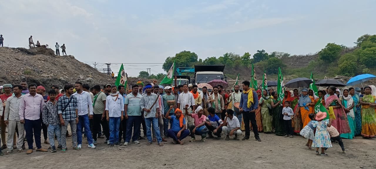 भुरकुंडा संगम आर ए माइनिंग आउटसोर्सिंग कंपनी में रैयत विस्थापितमोर्चा ने अपने विभिन्न मांगों को लेकर काम बंद कराया