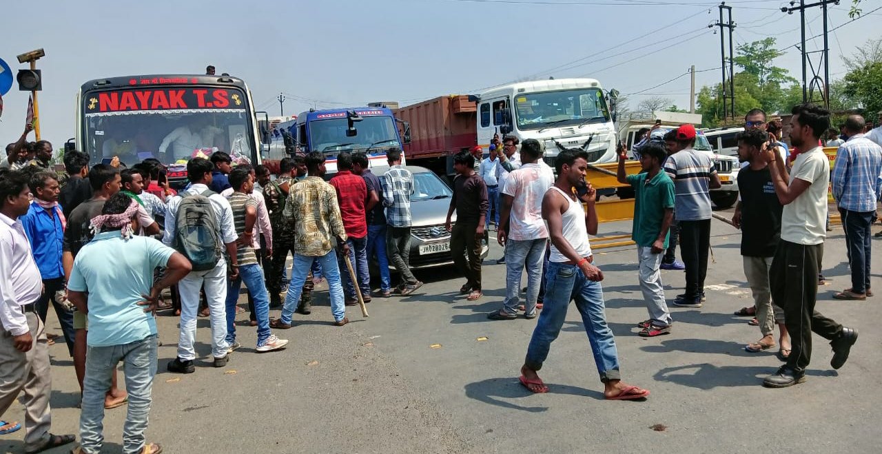 काम पर जा रहे युवक को ट्रेलर ने कुचला, मौत के बाद फूटा ग्रामीणों का गुस्सा