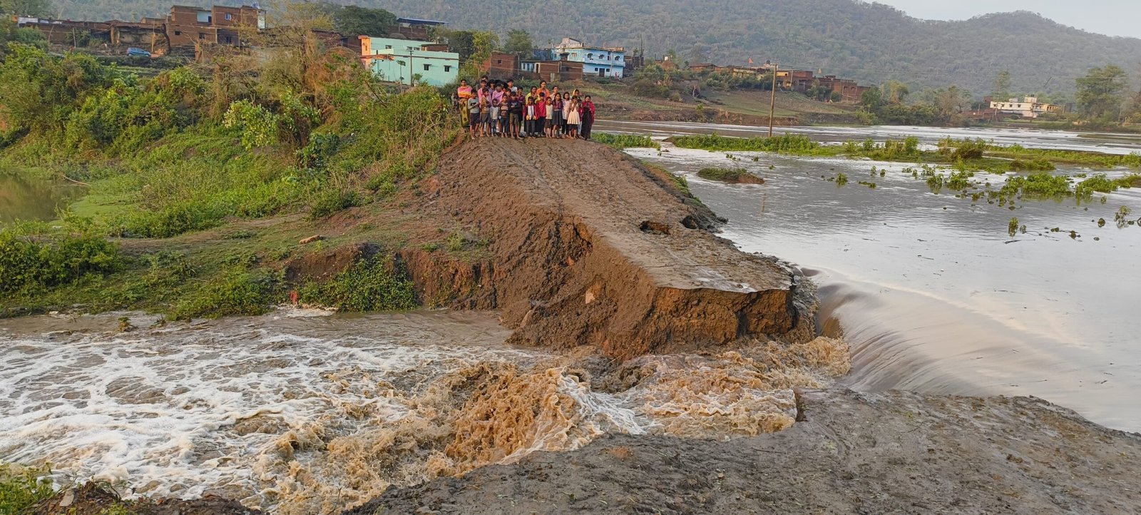 श्रमदान से बनाया गया सड़क तेज बारिश में बहा