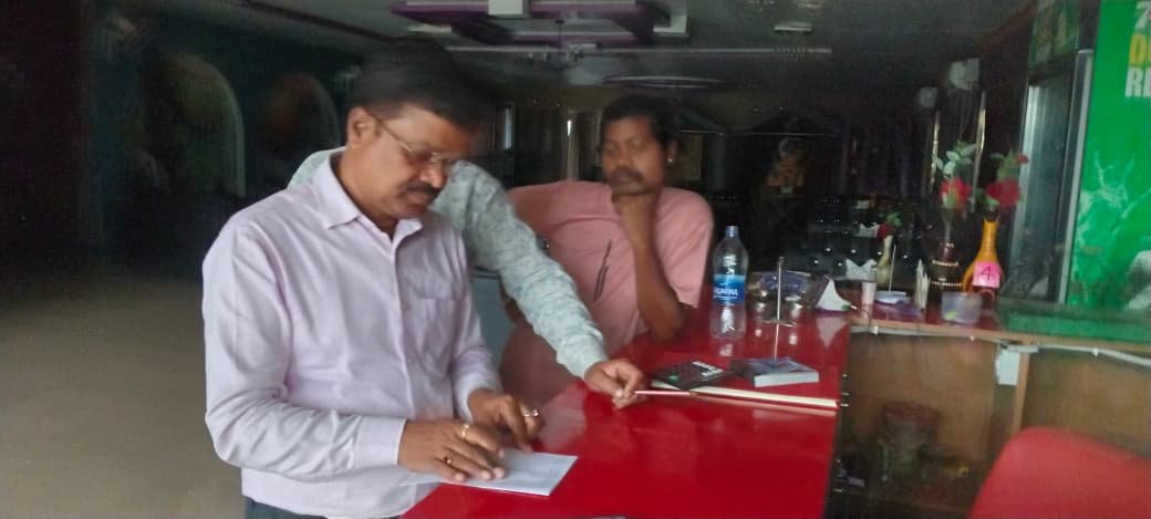 राजनंदिनी रेस्टोरेंट में हादसे के बाद निरीक्षण करने पहुंचे पतरातु सीओ 