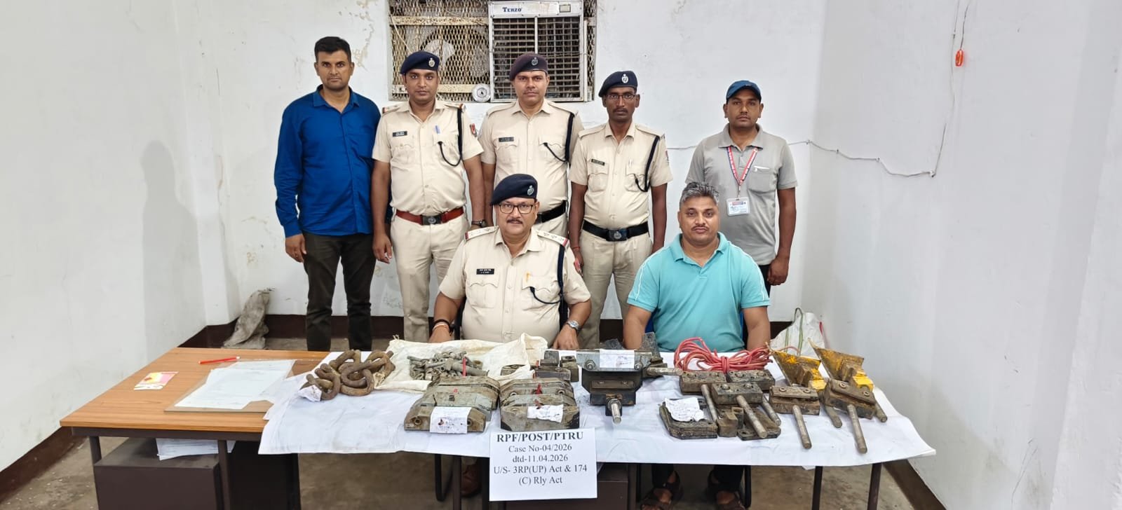 आरपीएफ पतरातू ने रेलवे की चोरी संपत्ति के साथ चोरों को किया गिरफ्तार