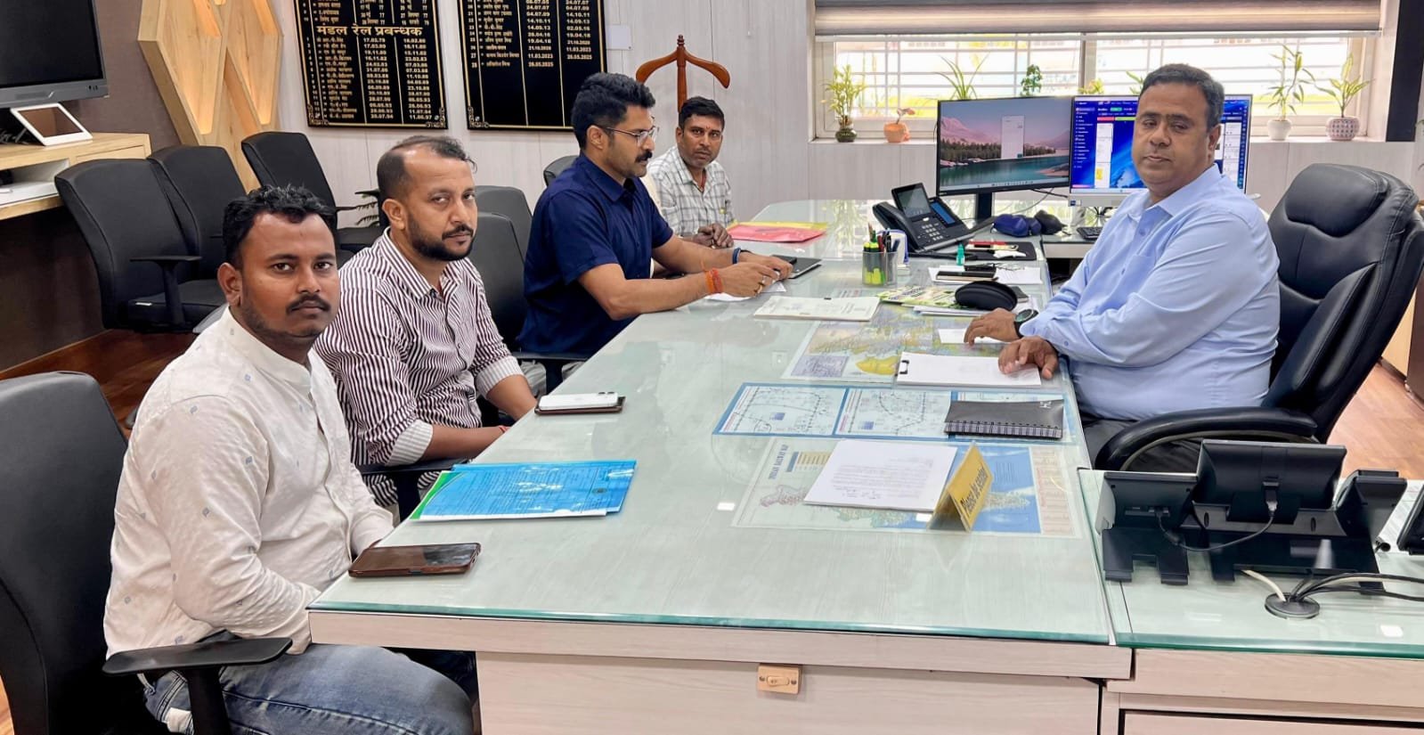 बरकाकाना बाजार के दुकान आवंटियों के पुनर्वास को लेकर डीआरएम से मिले सांसद प्रतिनिधि