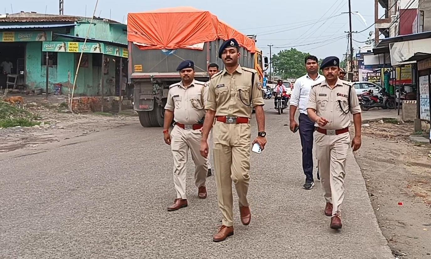 भुरकुंडा में पुलिस ने प्रहरी के तहत किया पैदल गश्ती