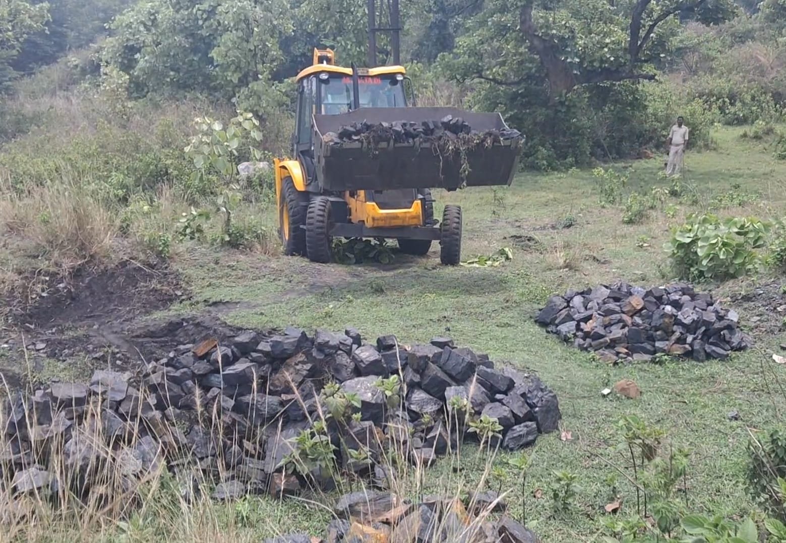 सीसीएल रजरप्पा सुरक्षादल द्वारा छापेमारी : 210 टन अवैध कोयला जब्त