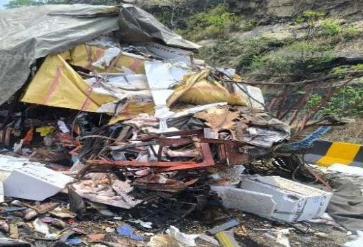 चुट्टूपालू घाटी में मौत बनकर दौड़ी रफ्तार, मछली लदे ट्रक की भीषण टक्कर में चालक की जान गई