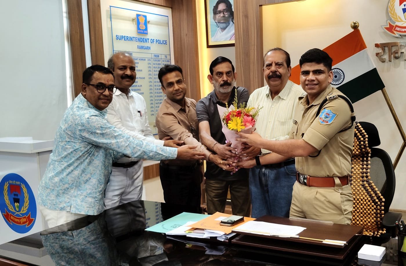 रामगढ़ चैंबर्स ऑफ़ कॉमर्स एंड इंडस्ट्रीज के पदाधिकारी ने नए पुलिस अधीक्षक से की मुलाकात