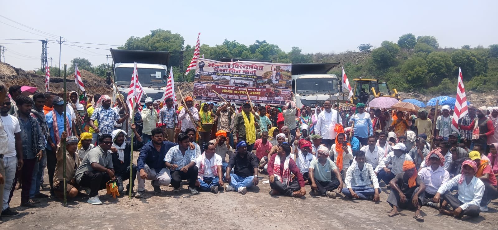 विस्थापित प्रभावित मोर्चा द्वारा संगम आउट सोर्सिंग का चक्का जाम 