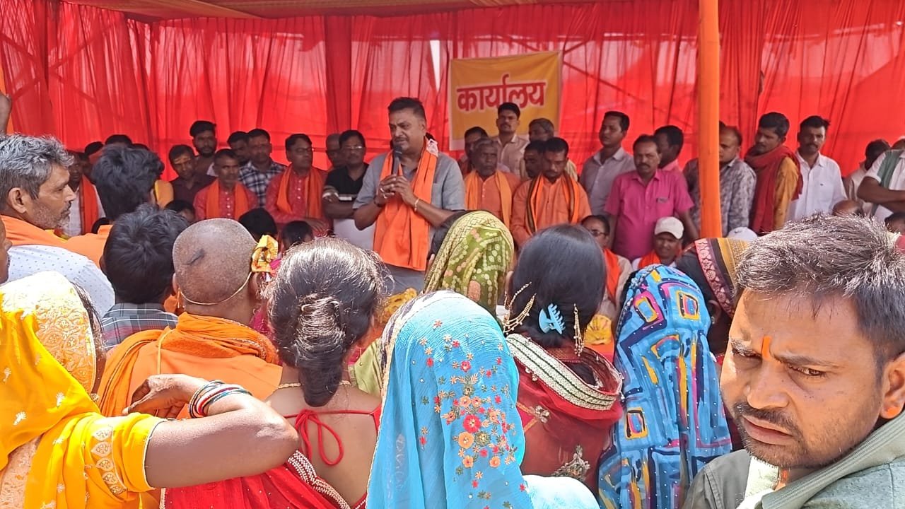 केरेडारी प्रखंड के शांकेश्वरी माता धाम पहुंचे सांसद,महायज्ञ के पूर्णाहुति में हुए शामिल