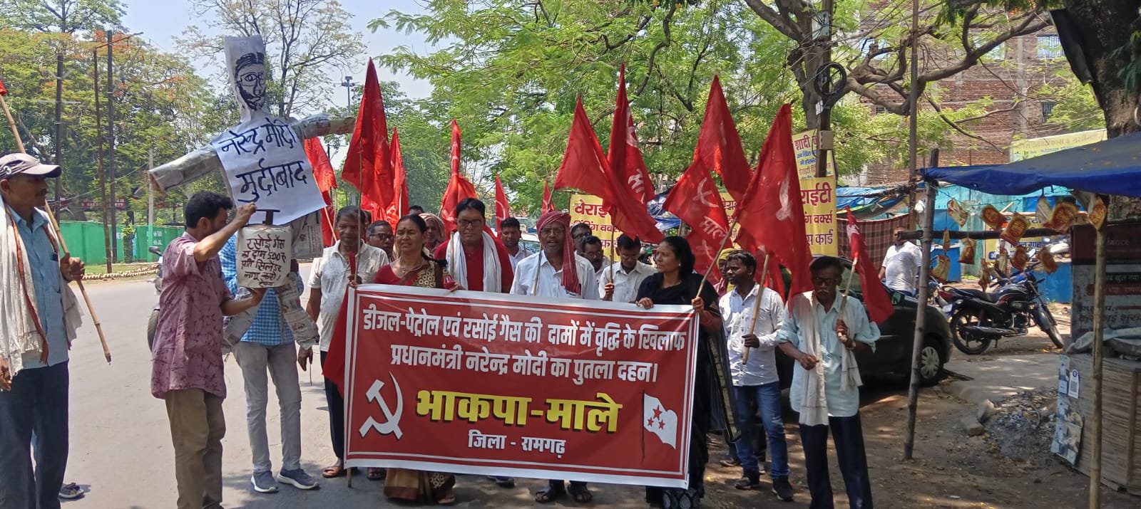डीजल-पेट्रोल,रसोई गैस महंगाई पर तत्काल रोक लगाओ,जो सरकार महंगाई न रोकें,वो सरकार निकम्मी है