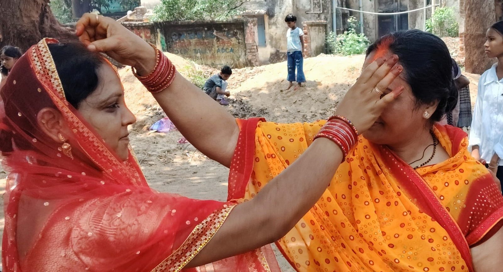सुहागन महिलाओं ने बट वृक्ष के पूजा कर अपने पति के लंबी उम्र का किया कामना 
