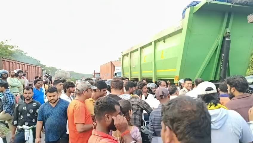 ट्रेलर की चपेट में आने से बाइक सवार की मौत