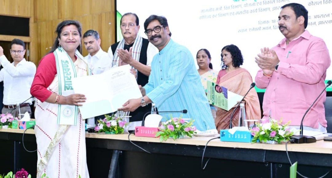 नवनियुक्त इंटर एवं स्नातक प्रशिक्षित सहायक आचार्यों का नियुक्ति-पत्र वितरण समारोह में सम्मिलित हुए मुख्यमंत्री