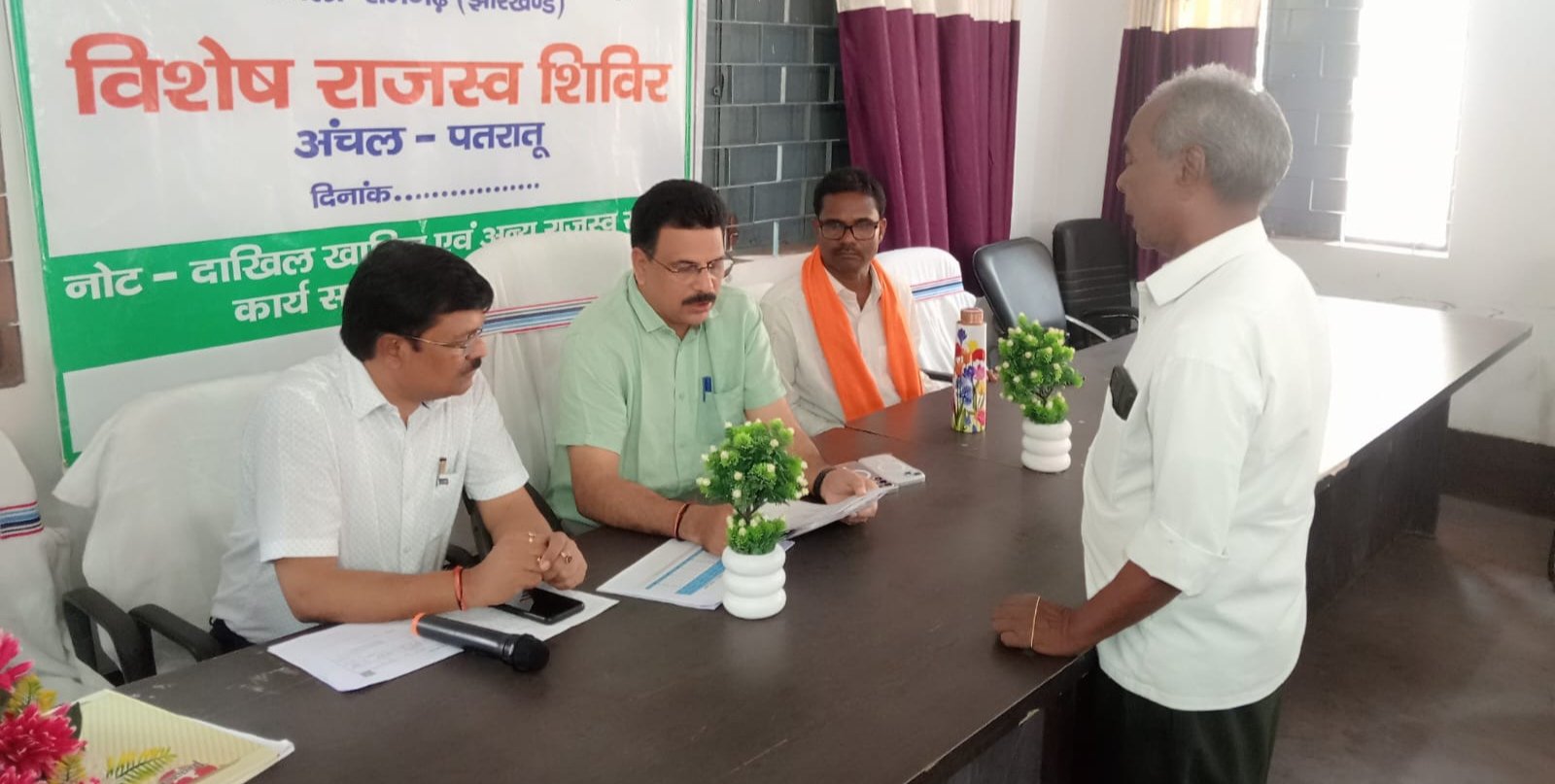 पतरातू में विशेष राजस्व शिविर में उत्तराधिकारी दाखिल खारिज का शुद्धि पत्र का हुआ वितरण